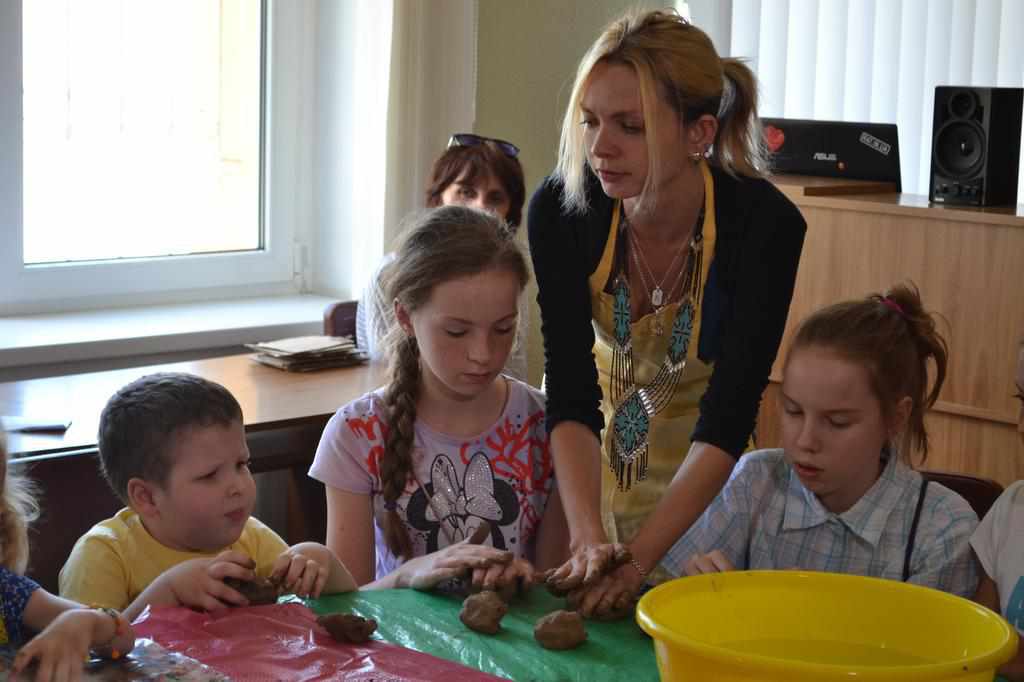 На майстер-класі у полтавській бібліотеці дітей вчили ліпити з глини 