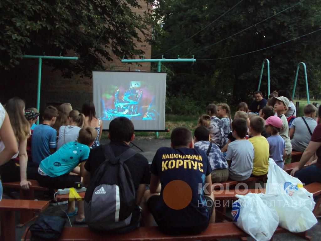 Полтавські активісти проводять вечірні україномовні кінопокази для дітей