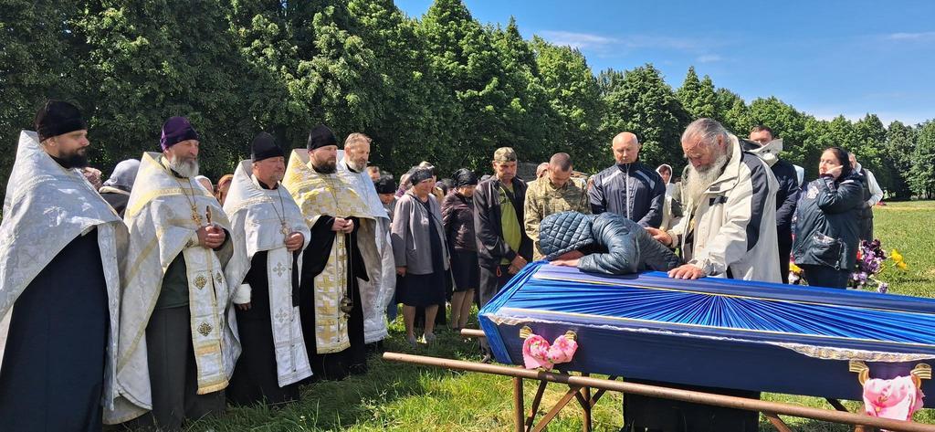 Був сином священослужителя: У Шишаках провели в останню путь воїна Івана Мниха