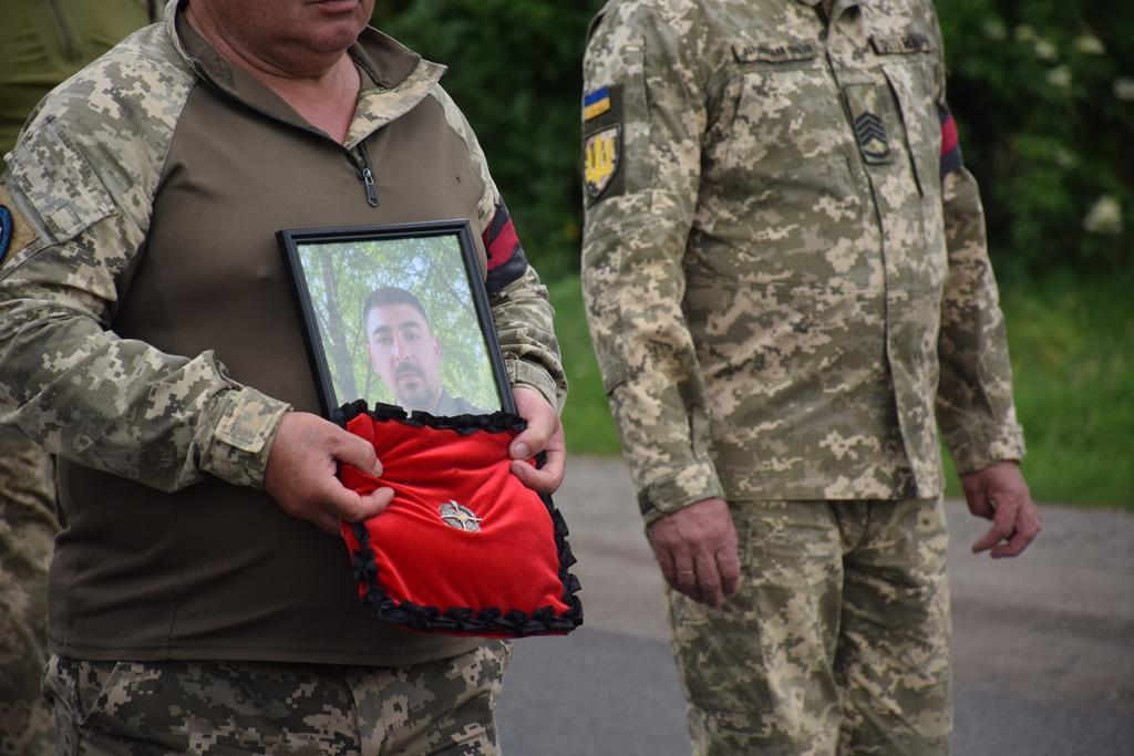 Новосанжарська громада провела в останню путь Захисника Віталія Ковтуненка