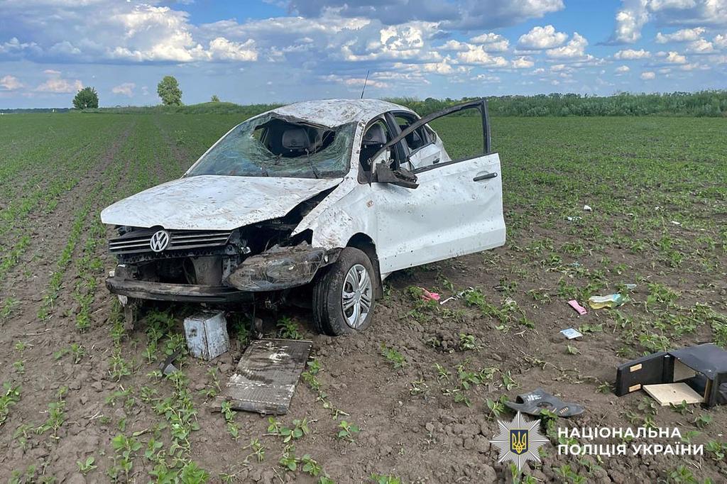 На Полтавщині авто злетіло з дороги та перекинулося: двоє людей травмовані
