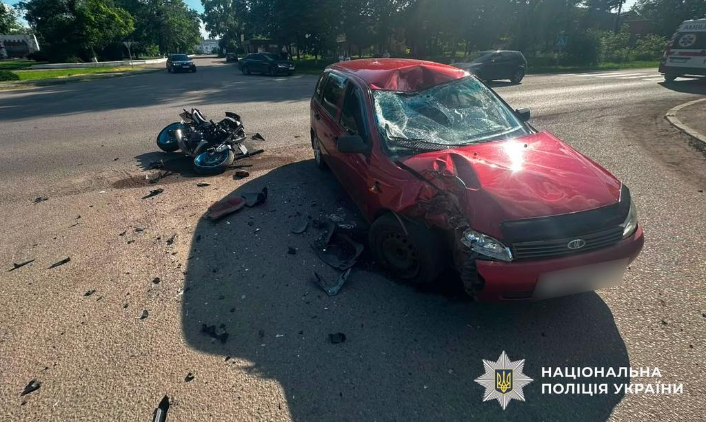 На Полтавщині зіткнулися ВАЗ і мотоцикл: 17-річного хлопця госпіталізували