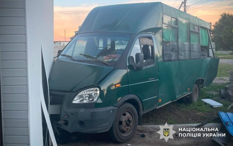 На Полтавщині зіткнулися маршрутка та вантажівка: двоє травмовані
