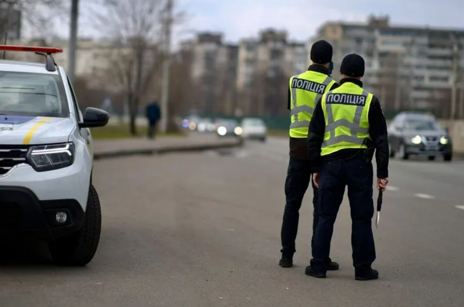 У Гребінці судили правоохоронця, який побив колегу, під час патрулювання