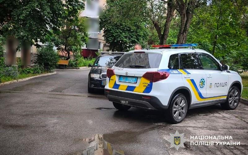 У Горішніх Плавнях з вікна багатоповерхівки впав чоловік
