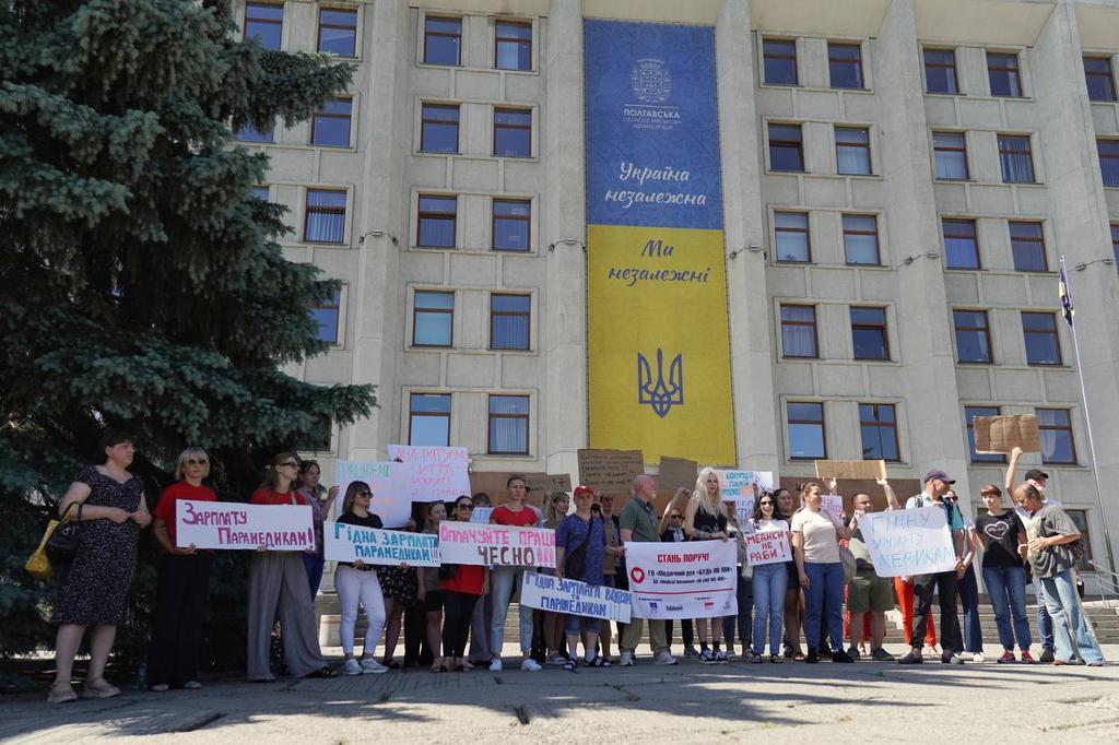 У Полтаві медики вийшли на акцію протесту та заявили про тиск і проблеми з оплатою праці