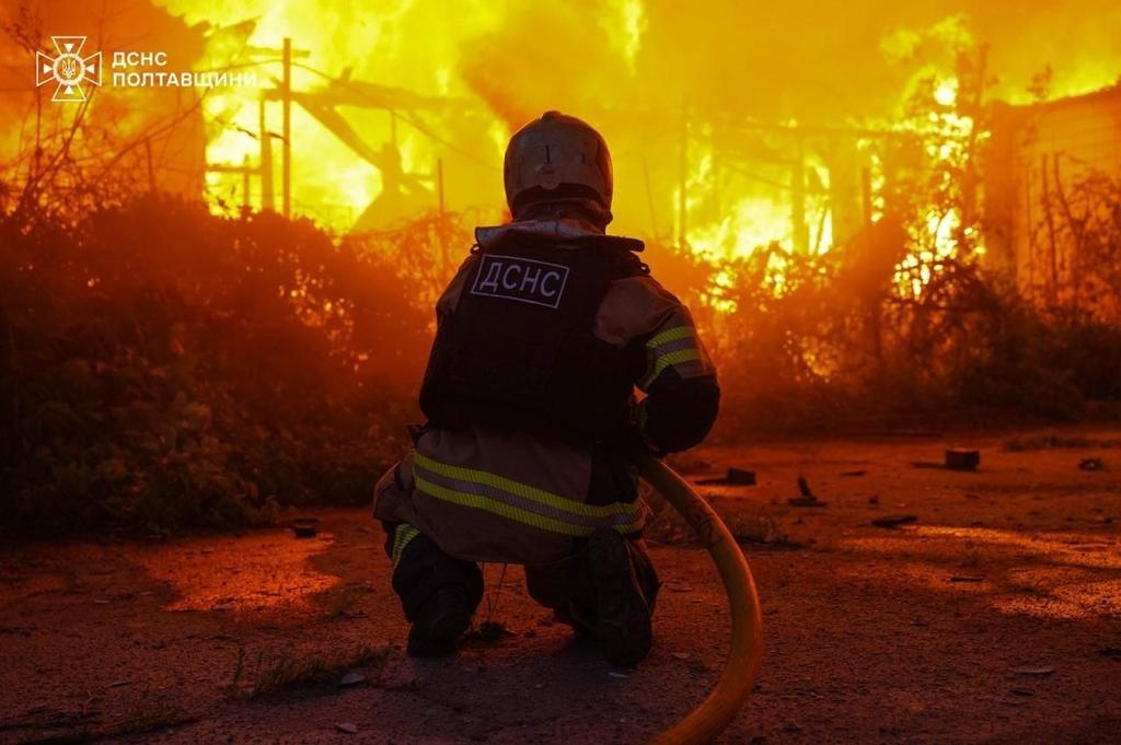Понад 100 рятувальників ліквідовували наслідки російської атаки на Полтаву. ФОТО