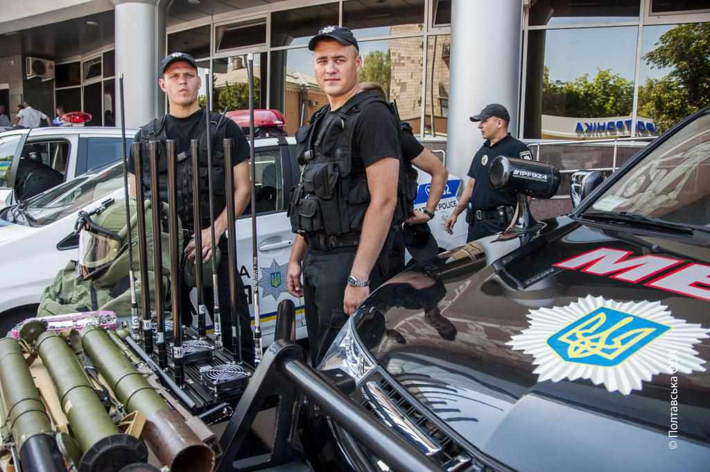 Полтавських поліцейських привітали із професійним святом: влаштували виставку і подарували квартири