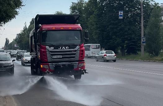 У Полтаві розпочали полив вулиць для охолодження асфальту