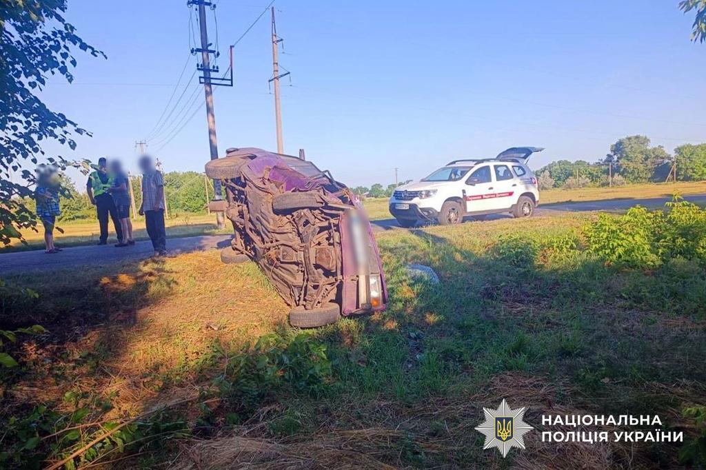 Смертельна ДТП на Полтавщині: легковик злетів з дороги і перевернувся