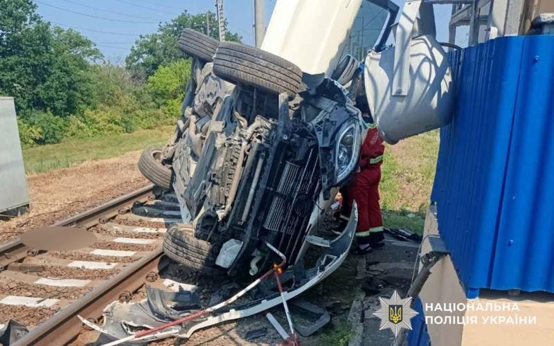 На Полтавщині Mercedes перекинувся на залізничній колії: водій загинув