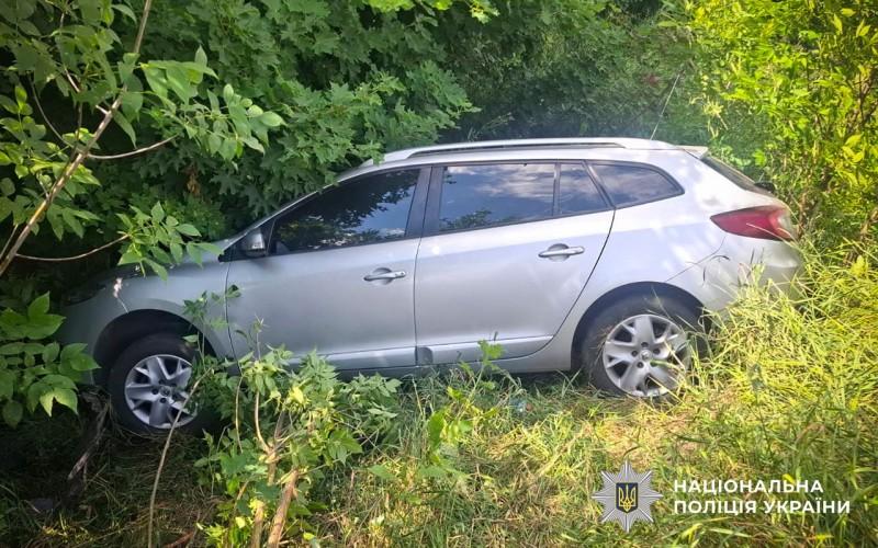 Під Полтавою автомобіль врізався у відбійник: постраждали водій і дитина