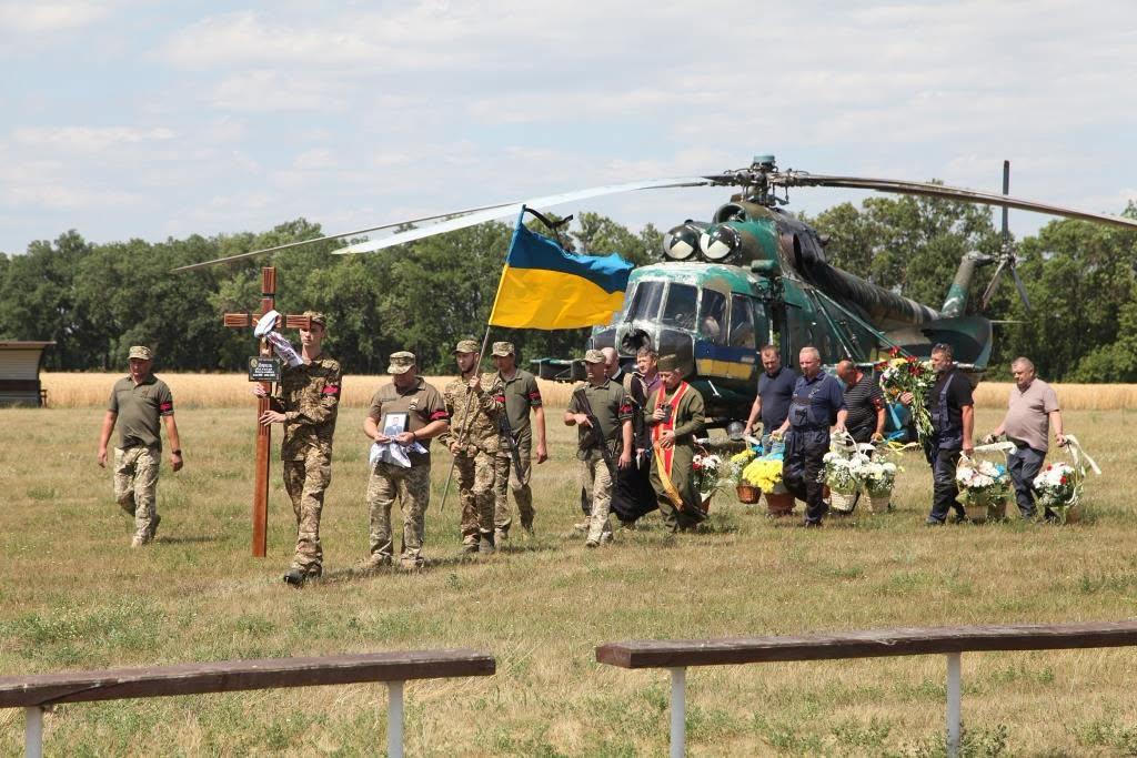 На крилах повернувся додому герой: Андріївка провела в останню путь Михайла Дерягу