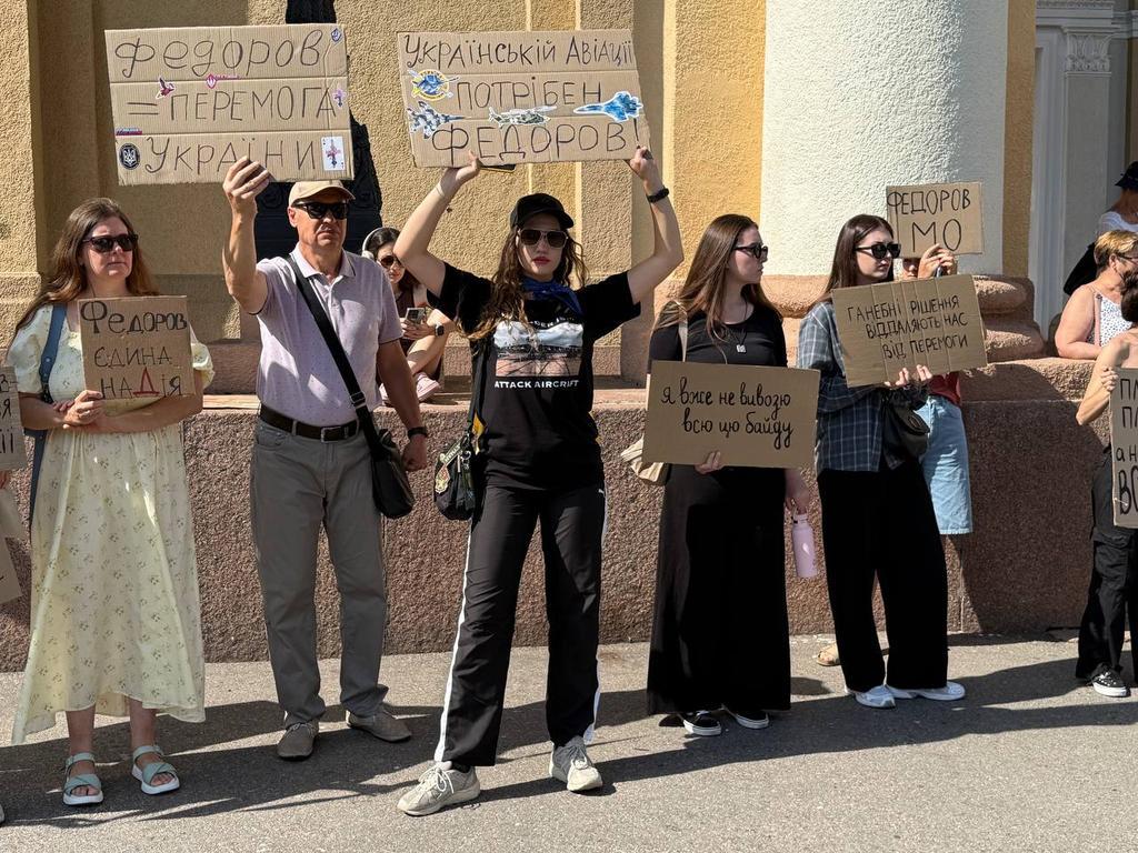 «Звільняйте полонених, а не Федорова»: У Полтаві пройшов мітинг проти відставки міністра оборони