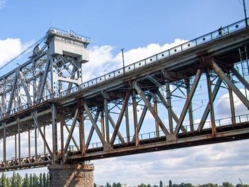 У Кременчуцькому районі загорілися електродроти на залізничному мосту