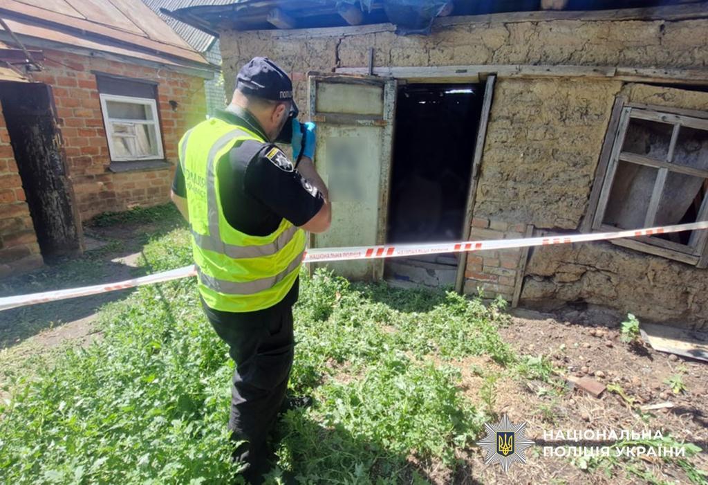 У Кобеляцькому районі поліція затримала жінку, причетну до умисного вбивства її знайомого