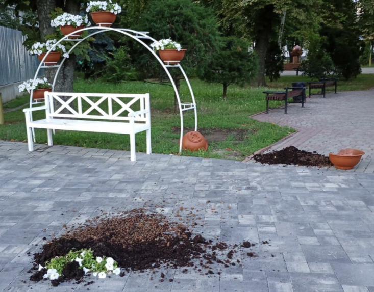 У Полтаві невідомі розбили квітковий горщик на декоративній арці