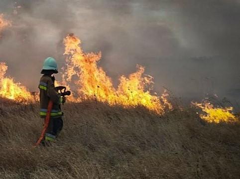 На Полтавщині після падіння БпЛА сталася пожежа на відкритій території
