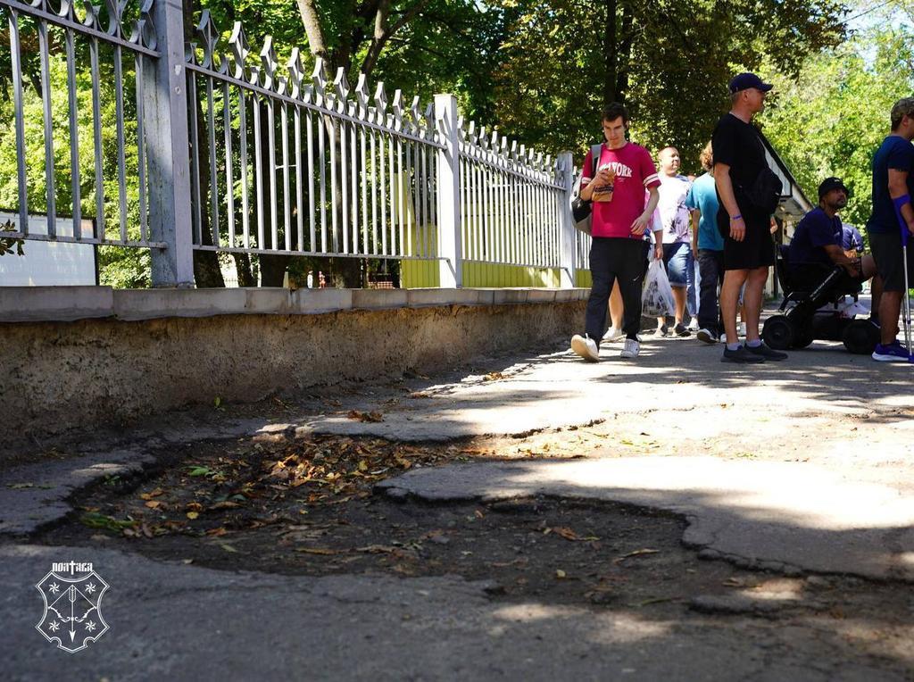 У Полтаві ремонтують тротуар до обласних лікарень