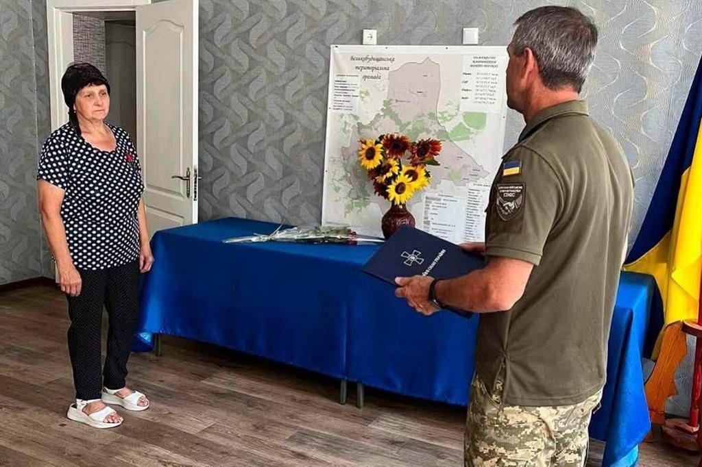 Матері полеглого воїна з Великобагачанської громади передали нагороду полеглого сина
