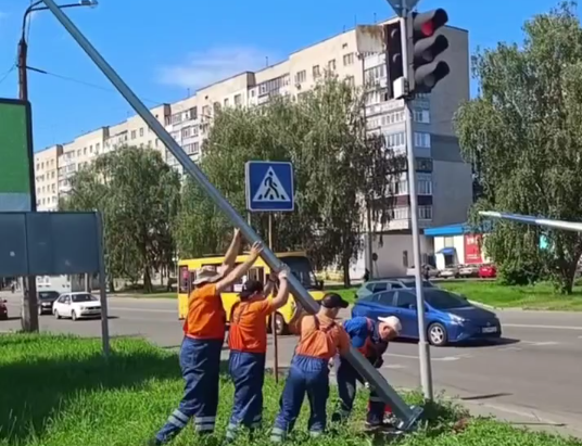 У Полтаві на семи перехрестях замінили 12 світлофорних опор