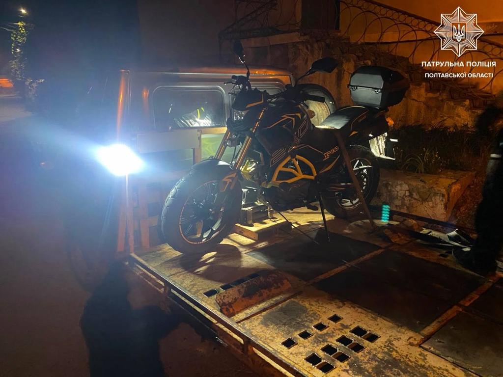 У Полтаві мотоцикліст без права керування намагався втекти від патрульних
