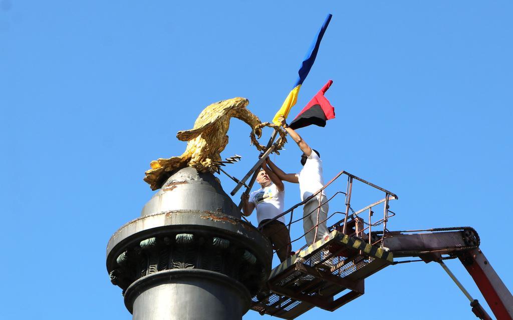 На Монументі Слави у Полтаві оновили прапори