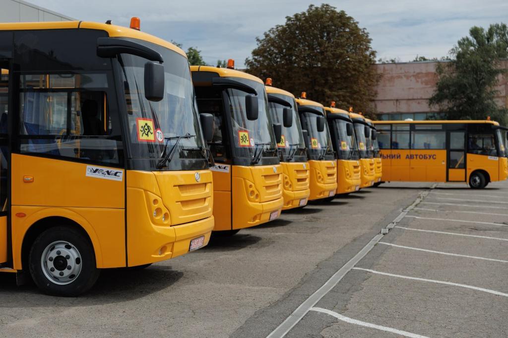 Вісім шкільних автобусів передали громадам Полтавщини