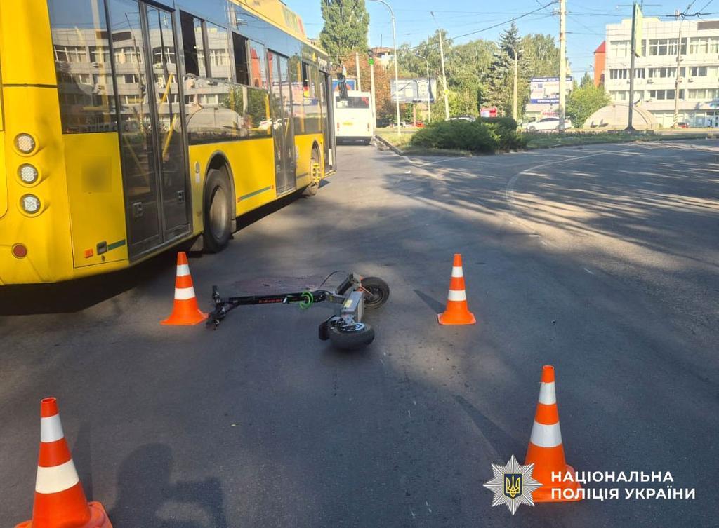 У Полтаві ДТП за участі самокатчика: юнак у тяжкому стані