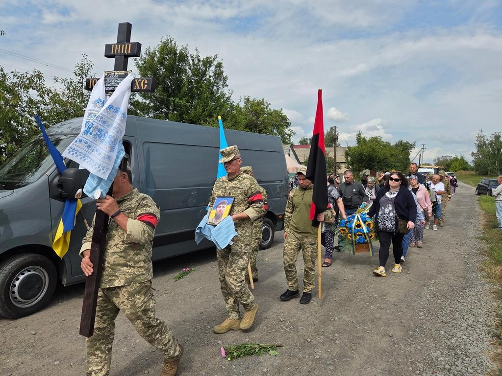 Миргородська громада попрощалася із захисником України Володимиром Добою