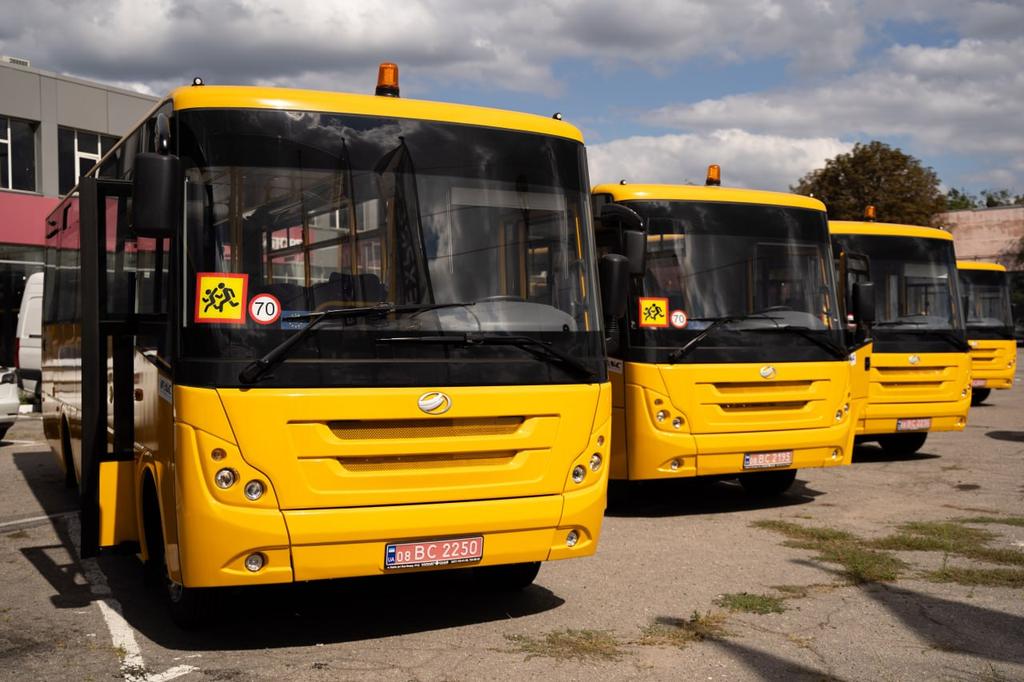 Громади Полтавщини отримали ще 10 шкільних автобусів