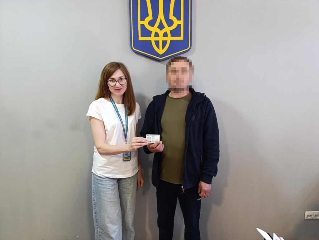 Військовослужбовець із Полтавщини отримав перший паспорт у 38 років