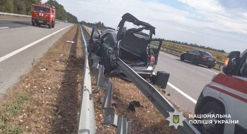 На Полтавщині легковик протаранив відбійник: водій отримав травми