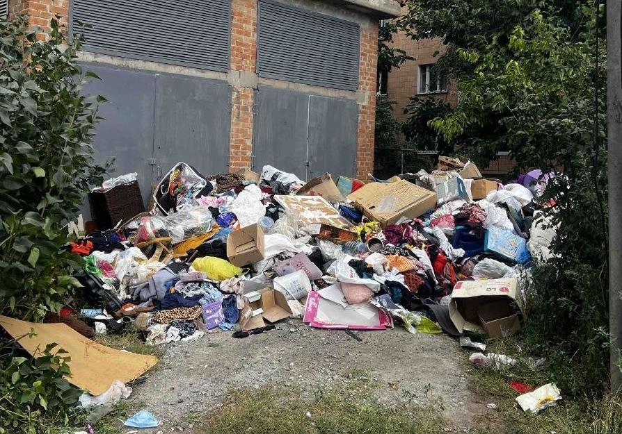 У Полтаві з квартири, заваленої сміттям, комунальники вивезли 10 баків відходів