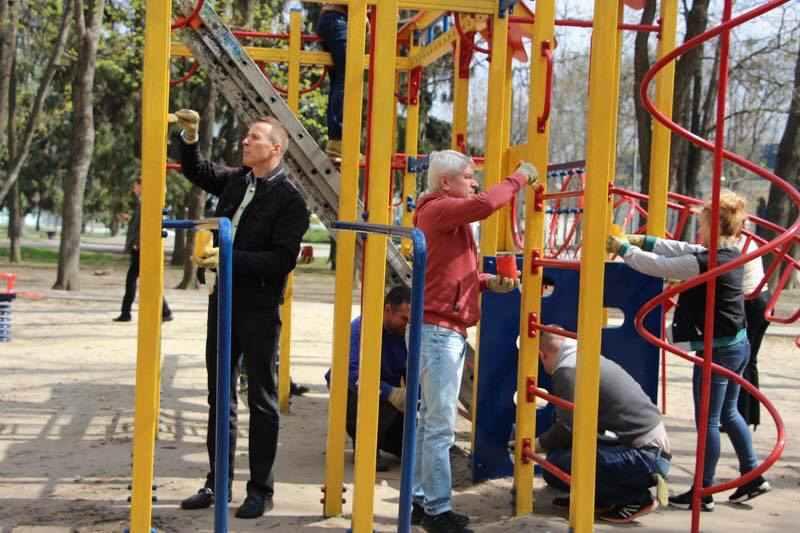 У Полтаві бюджетні гроші витратять на дитячі майданчики, на яких піариться екс-мер