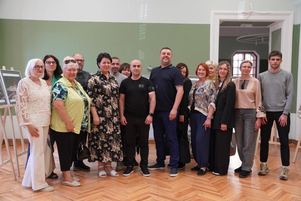 Як змінилися наші погляди під час війни: у Полтаві відкрилась виставка Олега Журавльова