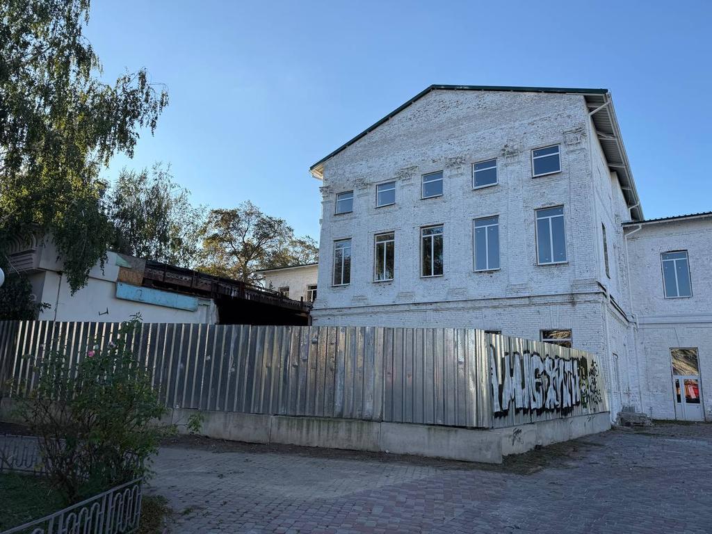 У Полтаві містяни самотужки прибрали паркан навколо будівлі колишнього кінотеатру імені Котляревського