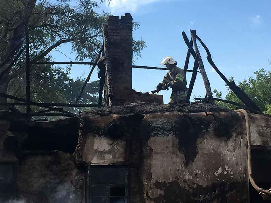 На Полтавщині через «необережний» недопалок зайнявся будинок