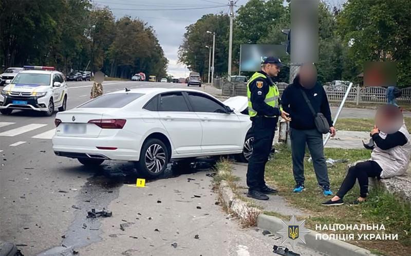 У Полтаві на перехресті зіткнулися два Volkswagen: одного водія госпіталізували
