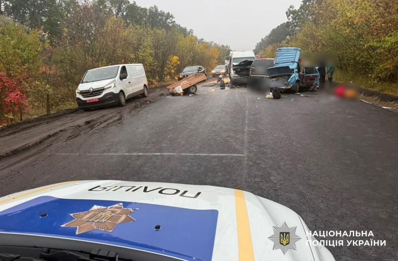 На Полтавщині зіткнулися два легковики та мікроавтобус: є загиблі й травмовані