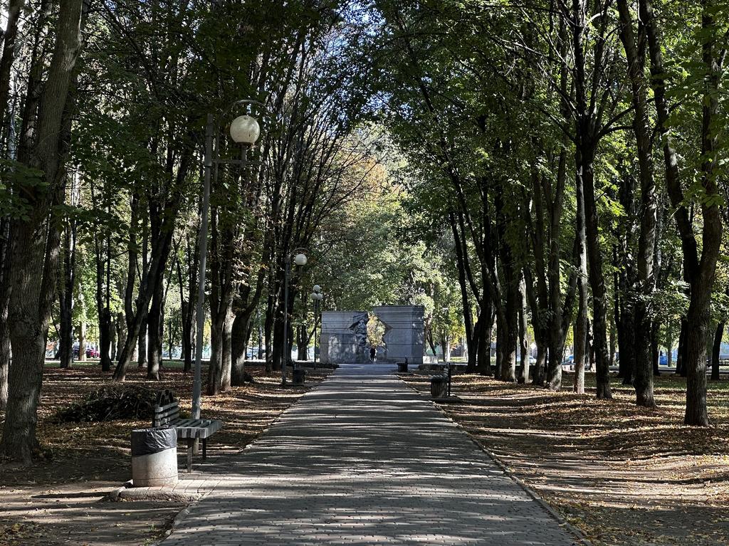 На Каштановому бульварі в Полтаві висадять дуби та клени