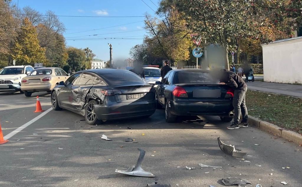 У Полтаві на вулиці Соборності зіткнулися три автомобілі
