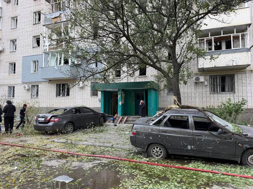 Троє загиблих і 28 постраждалих: Росія двічі атакувала Кременчук
