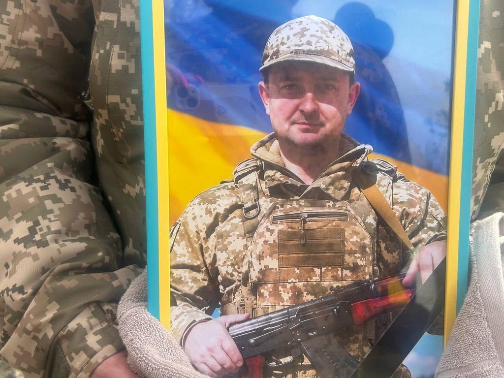 Комишнянська громада провела в останню путь захисника України Андрія Щипана