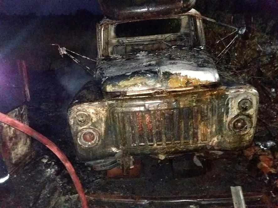 На Полтавщині пожежа сміття перекинулася на дві вантажівки 