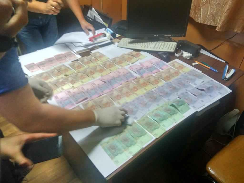 Прокуратура затримала поліцейського та інспектора з благоустрою, які за винагороду закривали очі на незаконну торгівлю на ринку