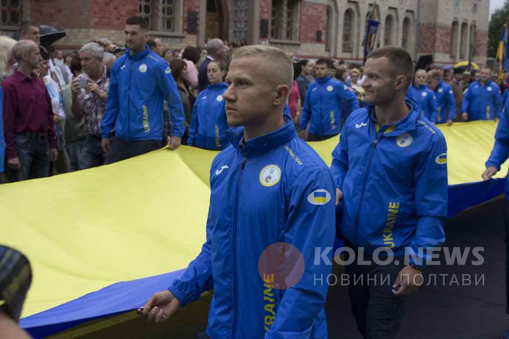 У День Державного прапора відзначили спортсменів-дефлімпійців та автора пам’ятника Івану Мазепі в Полтаві. ФОТО