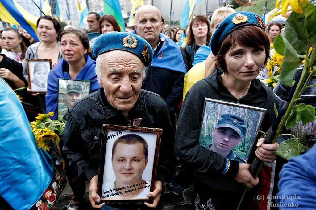 Полтавські волонтери пронесли бойові прапори центром столиці під час Маршу Нескорених