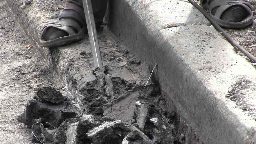 У Полтаві переробляють покриття, яке відремонтували кілька місяців тому