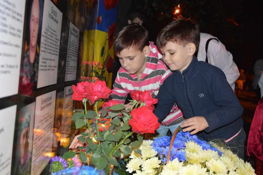 У Полтаві запалили свічки в пам’ять загиблих під Іловайськом. ФОТО